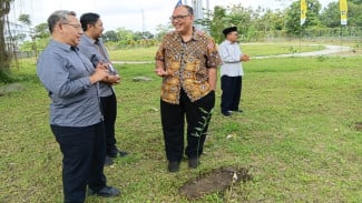 UII Teguhkan Peran Kampus Hijau Lewat Penanaman Pohon di Embung Pelang