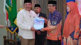 Setelah 13 Tahun Menunggu Tangis Haru Iringi 120 Jamaah Haji Karanganyar Berangkat 2026