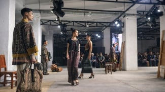 Merayakan Dua Dekade Kreativitas: Pergelaran “Menyuluh Wastra Menoreh Jejak” Phillip Iswardono