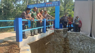 Sempat Putus Diterjang Banjir, Jembatan Merah Putih Karangpandan Kini Bisa Dilalui