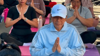 Jokowi Yoga Bareng Ibu-Ibu Muda, Momen Santainya Jadi Sorotan Warganet