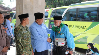 Kepulangan Jamaah Haji Kulonprogo Kloter Pertama Disambut Langsung oleh Bupati