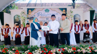 Camat Tahunan Tekankan Pentingnya Pendidikan Dasar Agama Saat Hadiri Wisuda MI Miftahul Huda Tegalsambi