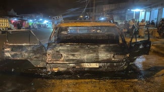 Breaking news Diduga Akibat Korsleting Listrik, Mobil Pikap Terbakar di Tegalsambi Jepara  ‎