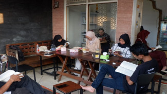 Klub Baca Aksara Paparkan Virus Baca Anak Muda di Jepara Lewat Buku