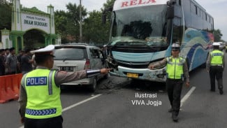 Bus Tabrak Mobil Parkir di Karanganyar, Dua Anggota Satlantas Terluka saat Amankan Pengajian