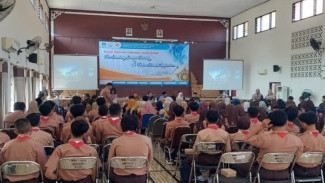 UGM Ajak Guru dan Siswa Kediri Menyelami Dunia Kimia Lewat Bahan Alam Nusantara