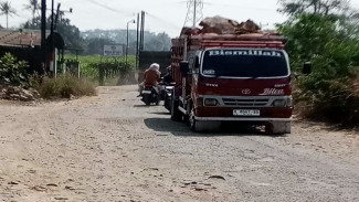 Truk Tambang Rusak Jalan, Mas Wiwit Siapkan Betonisasi dan Penataan Jalur Angkut  ‎