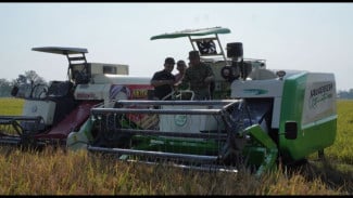 Karanganyar Jadi Lokasi Panen Raya TNI di 43 Daerah, Petani Terima Mesin Panen Modern