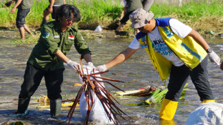 Mahasiswa UGM dan UST Bergerak Bersihkan Sungai Code, Wali Kota Turun Langsung