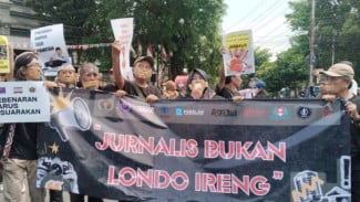 Wartawan Soloraya Gelar Aksi di Monumen Pers Tolak ‘Londo Ireng’, PWI Surakarta: Prabowo Harus Minta Maaf