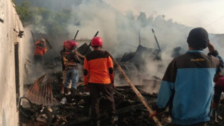 Pemilik Hadiri Acara Keluarga, Rumah dan Tempat Servis Elektronik di Tawangmangu Ludes Terbakar