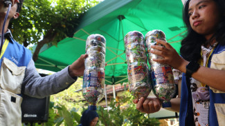 Mahasiswa UGM Dorong Warga Batukaras Kelola Sampah Mandiri Lewat Komposter dan Ecobrick