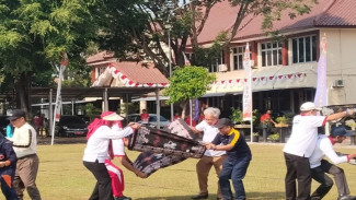 Lomba Peringatan HUT ke-81 Kemerdekaan RI, Wabup Demak Menang Pimpin Tim Bola Sarung