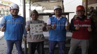 Jelang HUT ke-81 RI, PLN Pekalongan Ingatkan Warga Jaga Jarak Umbul-Umbul dari Jaringan Listrik