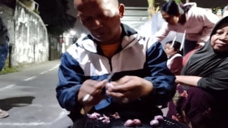 Kupas Bawang Merah Jadi Ajang Guyub Warga