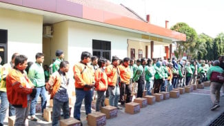 Jumat Berkah di Kota Kretek Kudus, Ratusan Ojol Kudus Ketiban Paket Sembako Gratis