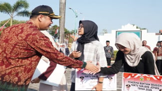 ‎Perluas Akses Kuliah, Pemkab Jepara Salurkan Kartu Sarjana untuk 830 Mahasiswa  ‎