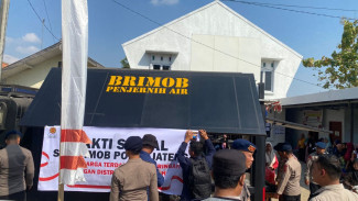 Warga Pati Kesulitan Air akibat Kekeringan, Brimob Turun Tangan Kirim Dua Tangki dan Air Siap Minum  ‎