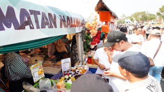 Bupati Jepara Borong Dagangan UMKM! Ratusan Produk Desa Dipamerkan di Alun-alun