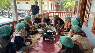 Mahasiswa UMY Dorong Warga Garongan Olah Kelapa Jadi Minyak Bernilai Ekonomi Tinggi