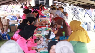 Polda DIY Gelar Pasar Murah Sambut HUT Lalu Lintas ke-71, Warga Antusias Borong Kebutuhan Pokok