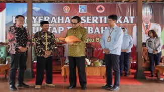 Sri Sultan Serahkan 46 Sertifikat Huntap, Warga Diminta Jaga Merapi dan Bangun Penghidupan Berkelanjutan
