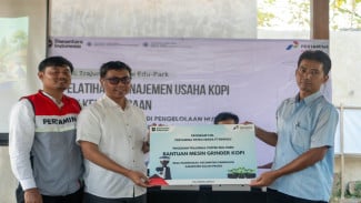 UGM dan FT Rewulu Serahkan 500 Bibit Kopi Robusta dan Mesin Giling untuk Petani Samigaluh
