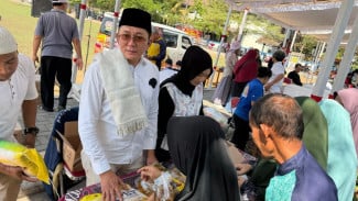 Pasar Murah di Lapangan Jati Jaten Diserbu Warga, Kepala Disdagperinaker Ikut Jualan Minyakita