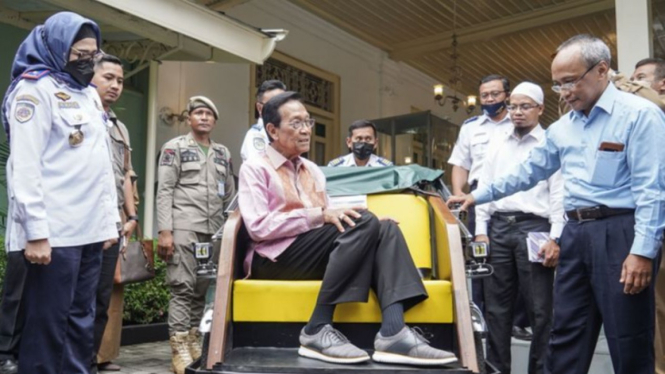 Gubernur DIY Sri Sultan Hamengku Buwono X mencoba becak listrik.