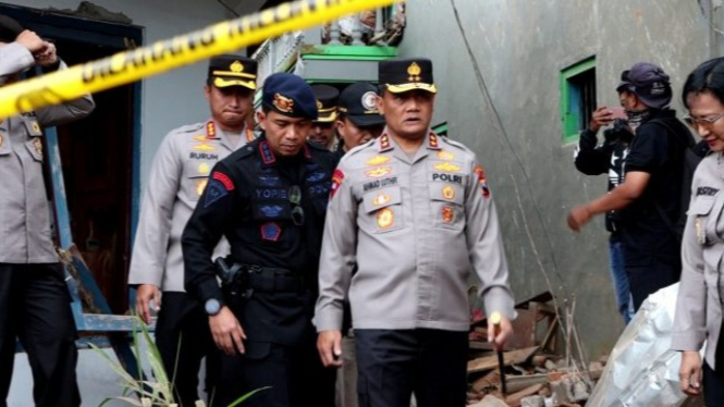 Kapolda Jateng Irjen Pol Ahmad Luthfi meninjau ledakan di Magelang