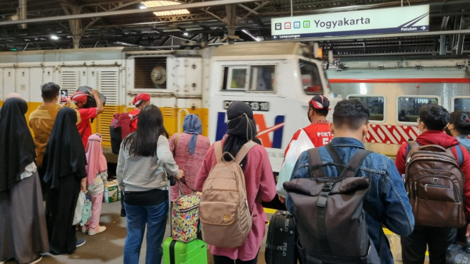 Penumpang menanti Kereta Api di Stasiun Tugu Yogyakarta