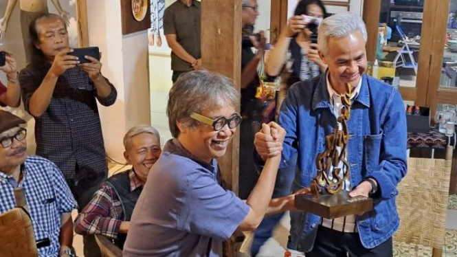 Ganjar Pranowo menerima Patung Nusantara dari seniman Butet