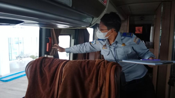 petugas kemenhub cek kesiapan bus untuk angkutan Nataru