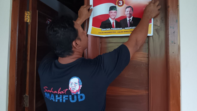 Relawan RAGAM door to door pasang stiker di rumah warga