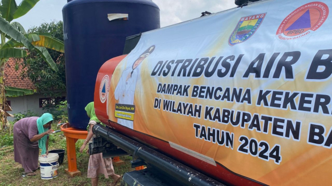 BPBD Kabupaten Batang menyalurkan air bersih ke Desa Candi