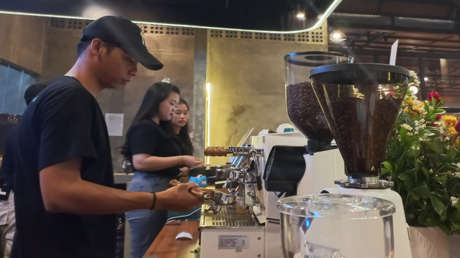 Barista di Talabumi Coffee