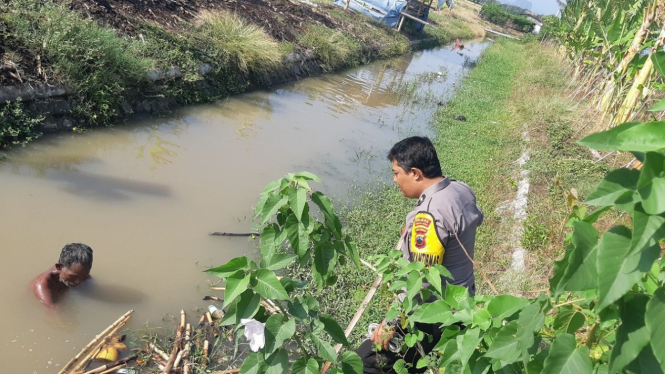 Aipda Himawan mengevakuasi seorang kakek dari sungai Wanamulya