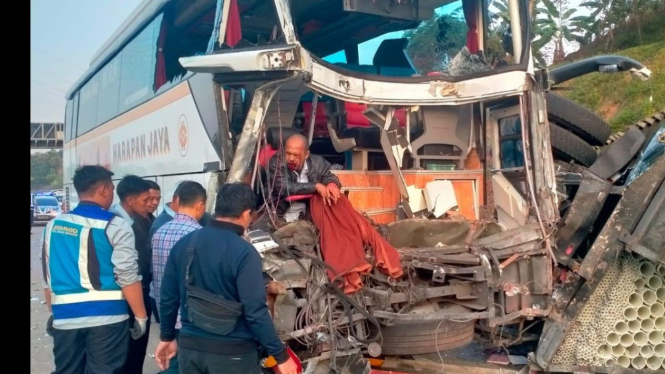 Kecelakaan bus Harapan Jaya menabrak truk di Tol Batang-Semarang,