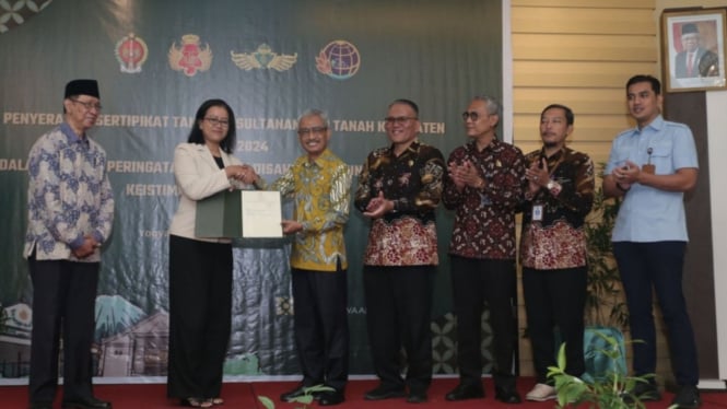 GKR Mangkubumi menerima sertifikat Sultan Ground