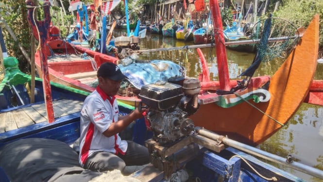 Montir Bengkel Edupreneur saat memperbaiki mesin kapal yang rusak