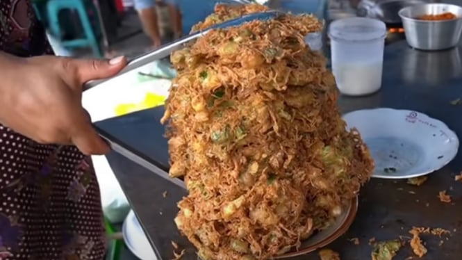 Menu andalan telur dadar Gobal Gabul di Warung Pojok Mbak Yuni