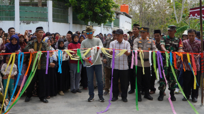 Bupati Sunaryanta saat meresmikan jalan cor.