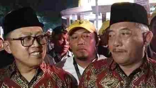 Aan Shopuanudin (topi kuning) bersama kader PDIP dukung Rober adhe