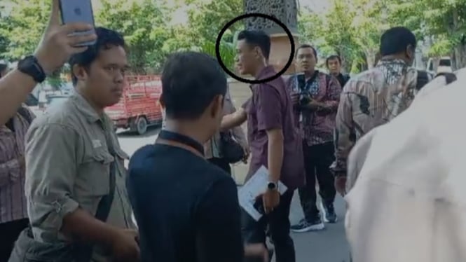 Ajudan Nana Sudjana yang menarik wartawan hingga terjengkang