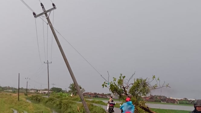 Tiang PLN roboh di Kabupaten Demak