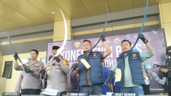 Polisi tunjukan barang bukti senjata tajam