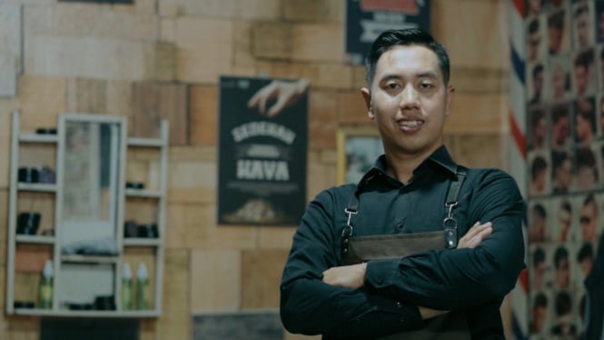 Ngatman, pemilik Atfa Barbershop