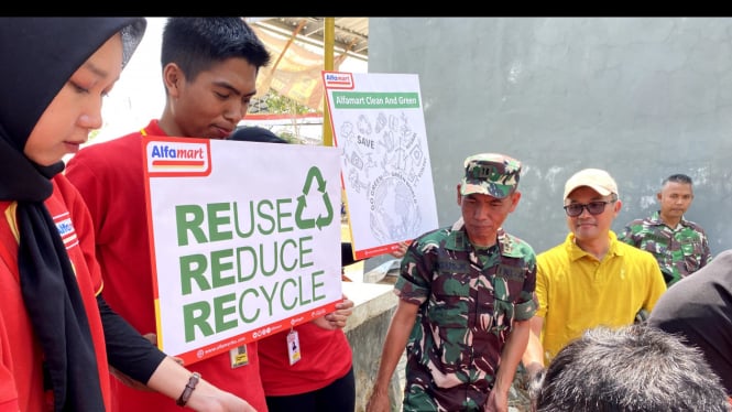 Aksi nyata Alfamart Tegal di World Clean Up Day