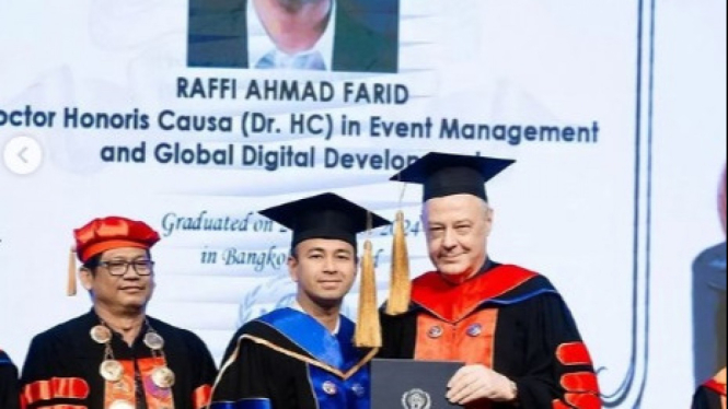 Raffi Ahmad saat menerima gelar doktor dari UIPM